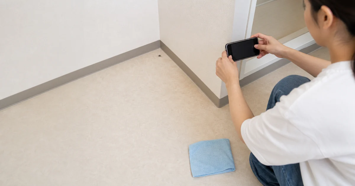 賃貸床の黒ずみを記録してから掃除する様子