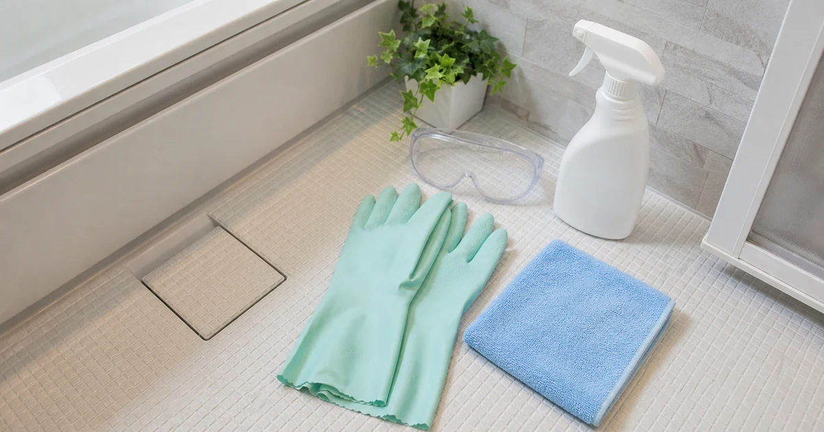 手袋とクロス、浴室用カビ取り剤を用意した掃除準備